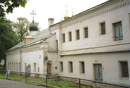 Церковь Амвросия и Ирининские палаты. Фото 2001г.